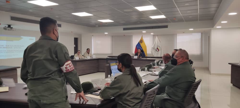 mirelct's tweet photo. #Ahora Junta de Seguridad de los establecimientos penitenciarios, junto a la @GnbGaranteDePaz y @Visipol_MIJP, a fin de continuar fortaleciendo el sistema penitenciario, mecanismos de seguridad externa y la garantía de DDHH. 

#NuestraCecilia @NicolasMaduro @delcyrodriguezv https://t.co/i6vDKChThP