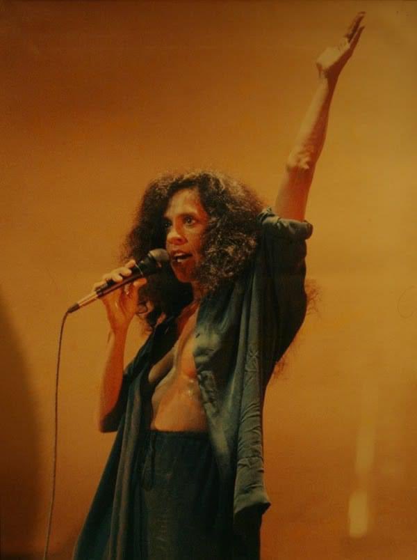 Gal Costa durante o show “O Sorriso do Gato de Alice”, no