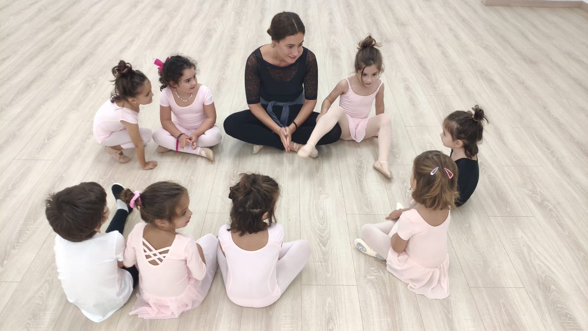 Begonazpiikas's tweet photo. 🩰😀 #Hezkuntza ez formala funtsezko alderdia da ikasleen hezkuntza garapenean eta, horren ondorioz, Begoñazpiren plan pedagogikoan. Ikasturte honetan #balleta sartu dogu, euren kirol, arte esta eskola formakuntza sendotzen dauana.
#BegoñazpiEredua #ModeloBegoñazpi https://t.co/92Z9RprC7X