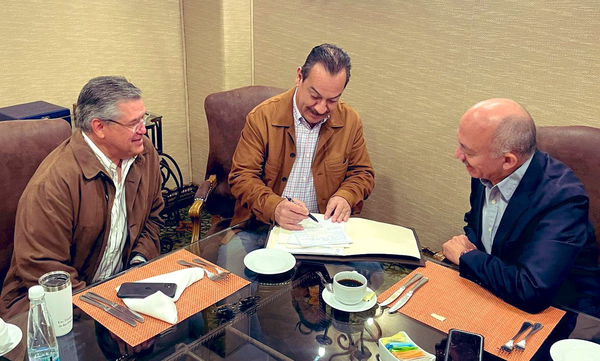 SegobCoahuila's tweet photo. El Secretario @F_DeLasFuentes sostuvo una reunión de trabajo con @oscarpime, titular de la Unidad de Inteligencia Financiera de #Coahuila. La administración estatal continúa siendo un gobierno eficaz, moderno, transparente, fiscalizable, que combate la impunidad y la corrupción. https://t.co/P8qYkk7S6w
