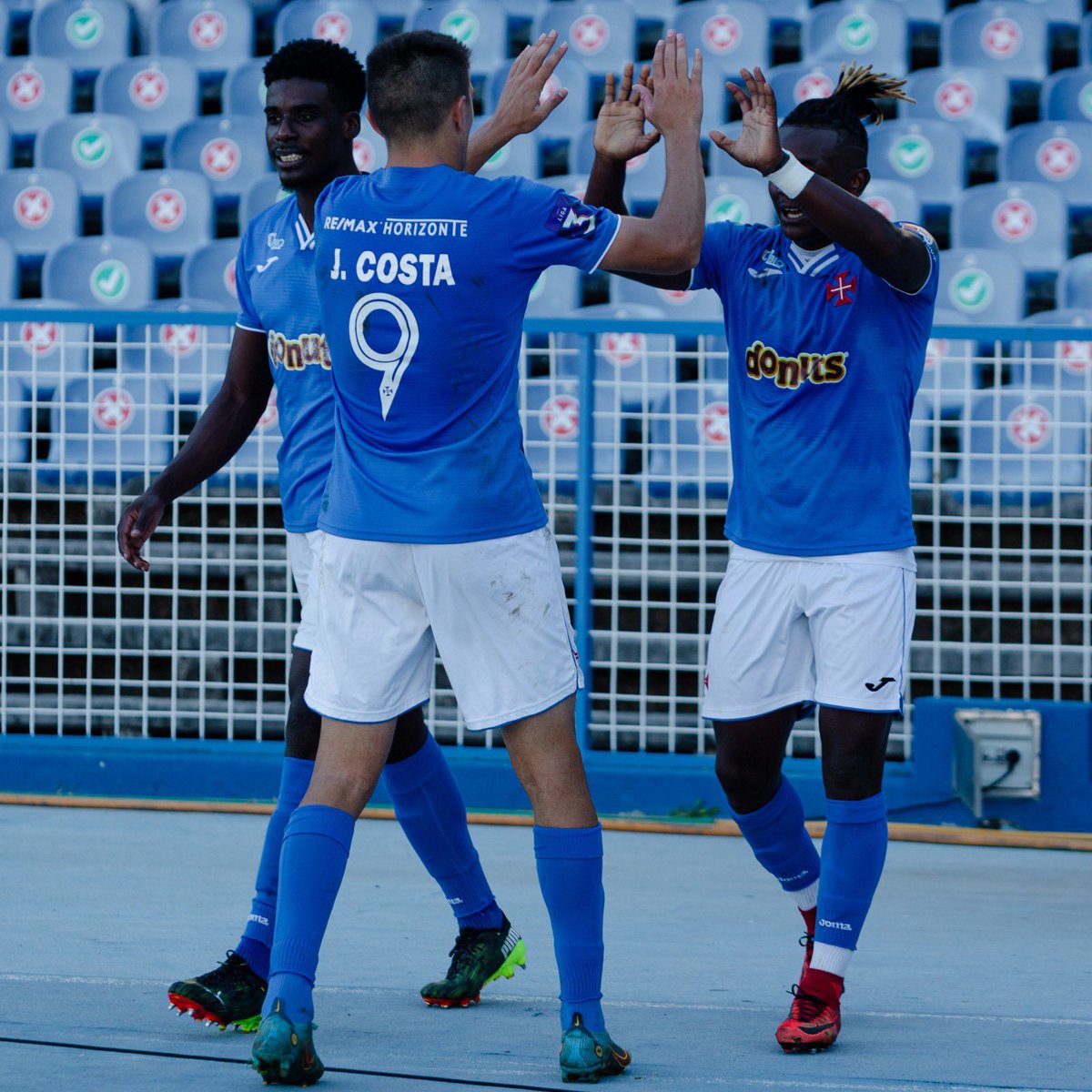 Também em posição de destaque, o capitão Romário é o segundo futebolista da #Liga3 com mais recuperações de bola (64), e Clé e João Costa, ambos com 7 remates à baliza, ocupam o 5ª posição desta vertente ofensiva dos rankings oficiais. Parabéns craques! 💙⚽️🙌
#tweetpastel