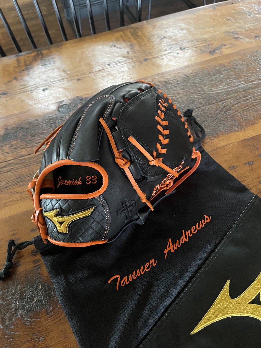 Big thanks to ⁦<a href="/MLBAgent/">Marc J. Kligman</a>⁩ and ⁦@MizunoBsballNA⁩ for the new leather. 🔥 🔥🔥