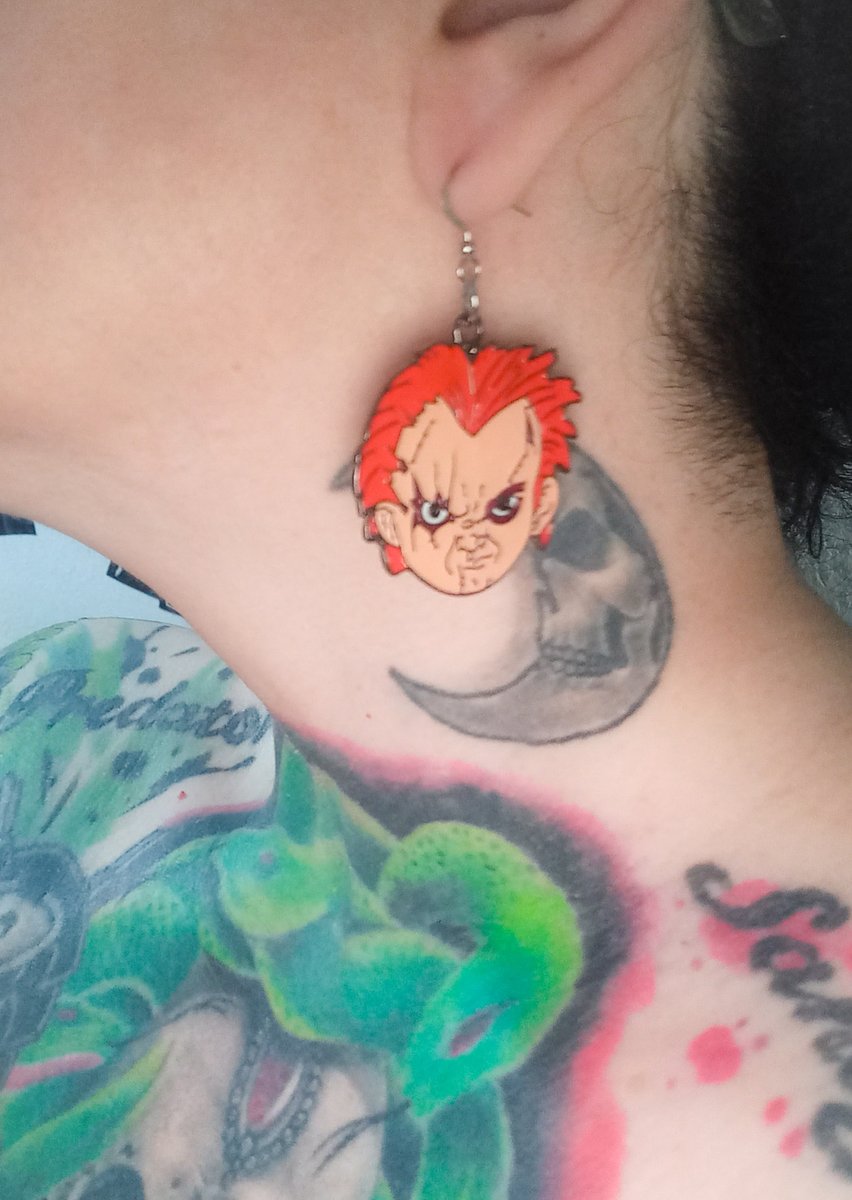 SandymoonMX's tweet photo. #ChildsPlay (Chucky: El muñeco diabólico) se estrenó hace 34 años 😱 
(9 de noviembre de 1988) sin duda marcó a una generación hasta nuestros días (ya hasta hay serie) y también lo amo 🔪🥰 miren mis aretes #sandymoon #chucky #donmancini #damballa #rt https://t.co/hU4MI88V3b