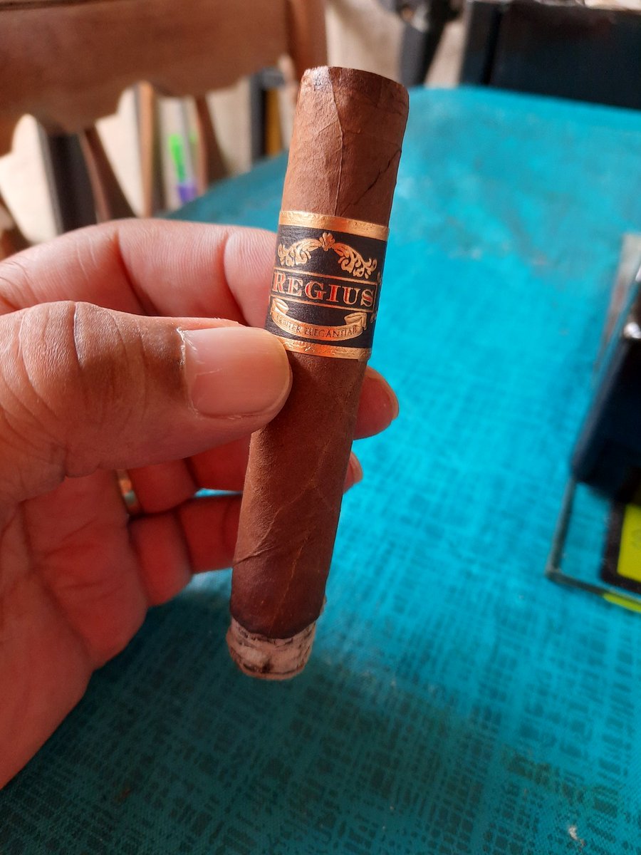 Good morning SBOTL #PSSITA,something short and awakening. I am told this reminds you of a cuban(never had one). Pepper bounces from white to black, nutty slightly earthy,but not dirty. Slight citrus on the back. Grabs your tongue as to say I am not going anywhere. IMHO #HAGD
