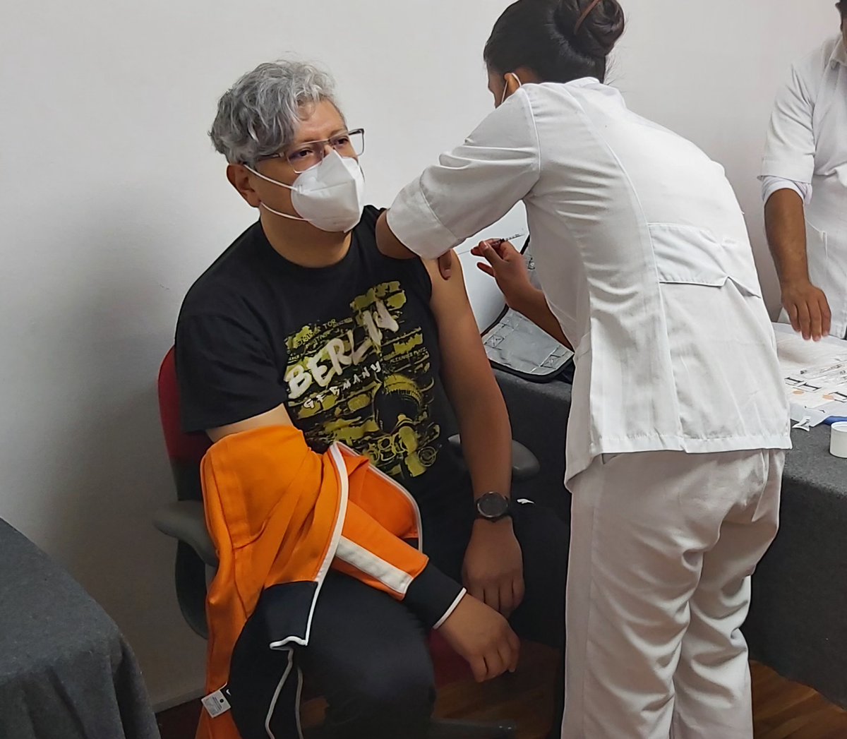 EL_FIMPE's tweet photo. En #FIMPE ¡Ya nos vacunamos contra la influenza! 💉👩🏻⚕️
Se acerca la temporada de invierno, y como cada año, en #FIMPE decidimos cuidar a nuestros colaboradores y a sus familias, por ello, el día de ayer invitamos a nuestros #FIMPERS a aplicarse la vacuna contra la #Influenza. https://t.co/OddpKcyOcM