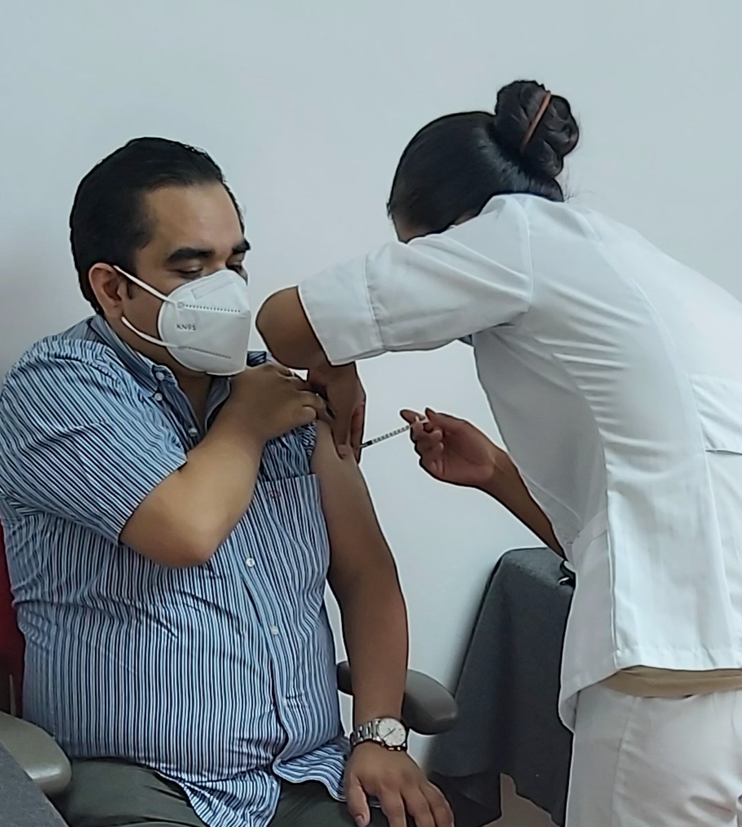 EL_FIMPE's tweet photo. En #FIMPE ¡Ya nos vacunamos contra la influenza! 💉👩🏻⚕️
Se acerca la temporada de invierno, y como cada año, en #FIMPE decidimos cuidar a nuestros colaboradores y a sus familias, por ello, el día de ayer invitamos a nuestros #FIMPERS a aplicarse la vacuna contra la #Influenza. https://t.co/OddpKcyOcM