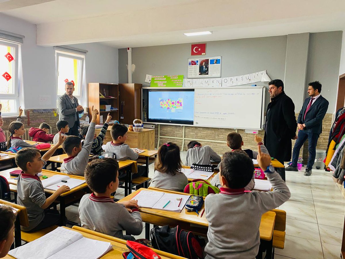 CihatPINARCI's tweet photo. Okulumuz meyve bahçesini büyütüyoruz. Katılımları için Şube Müdürlerimiz Mehmet BAYSAL ve Mehmet Ali İYİBAŞ'a teşekkür ederiz. https://t.co/wX2kLb5Nih