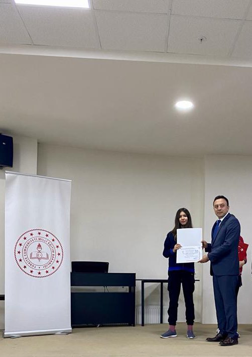 BKBANDIRMA's tweet photo. BİGEP kapsamında düzenlenen LGS’de ortaokul 8. sınıf öğrencilerimiz ilçe https://t.co/XqeiNvJjhF olurken öğrencimiz Öykü Yaren DELİBALTA  aynı sınavda ilçe 3.sü olmuştur. Bu başarılarımız Milli Eğitim Müdürlüğü tarafından düzenlenen törende ödüllendirildi.💙❤️ https://t.co/7uwlyBkEBK