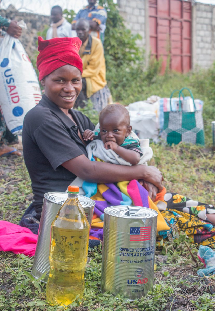 WFPDRC's tweet photo. #DRCongo🇨🇩
This food will sustain my family for some days while we evaluate the security situation back home in Kubumba –Alphonsine, mum of 8, recently displaced by violence in Nord Kivu

@WFP has reached 6⃣5⃣0⃣0⃣0⃣ families in Nyiragongo w/ lifesaving food in the last week
🙏🇺🇸 https://t.co/7ToK3CpWHV