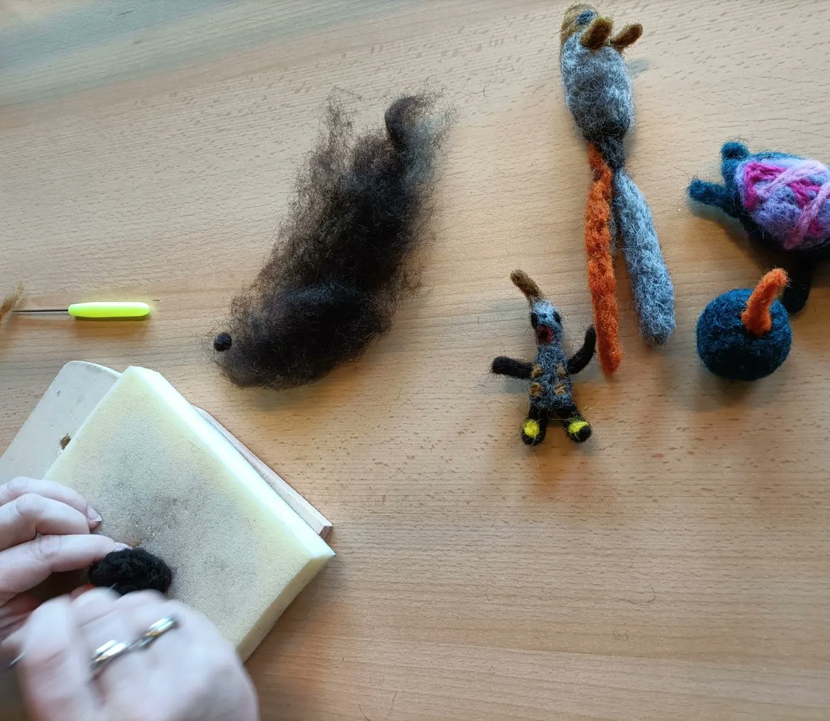 HHiphuis's tweet photo. Het is weer zo'n dag! Iedereen is heerlijk met zijn/haar werk bezig en ondertussen genieten we van alle gesprekken om ons heen! ♥️#Deventer #duurzaam #hethiphuis #recycle #hergebruik #dagbesteding #gezellig https://t.co/WB4BzdhgyY