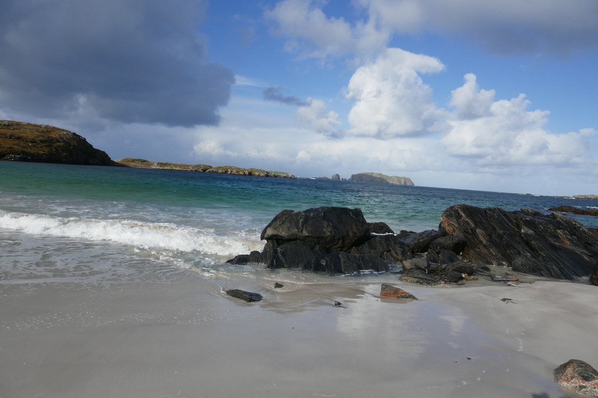 TheLengthsman's tweet photo. I do love a wet metamorphic rock on a Wednesday !
Picked up a stone here for my pocket which is probably black volcanic and millions years old !
#GreatBernera
#LewisGneis
#LuckyStone https://t.co/Sli5mB7byt