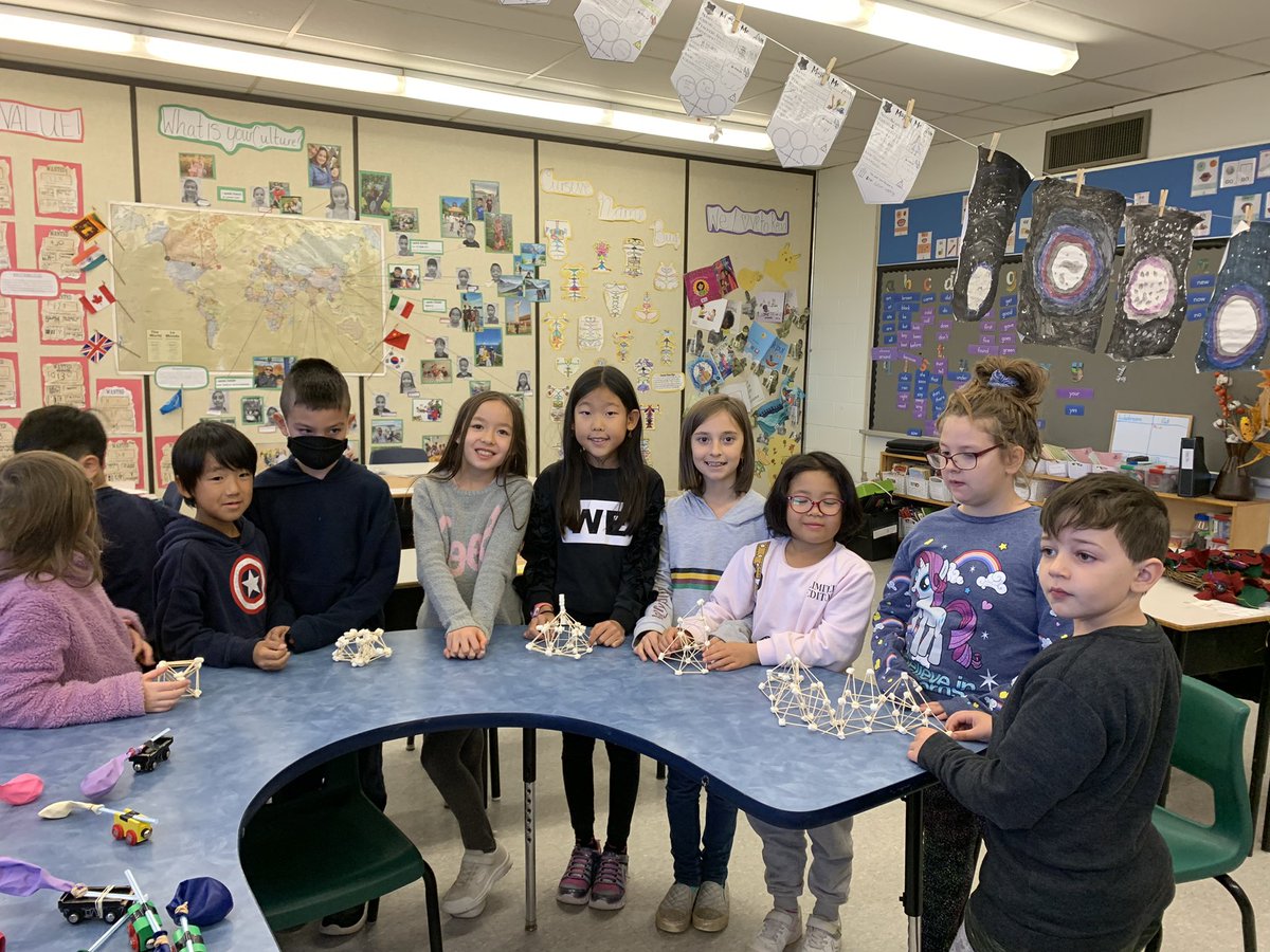 VictoriaEsplin's tweet photo. Grade 2/3 science forces and structures. #activelearning #curiosity @WEJPS https://t.co/3Z7QxLPoZX