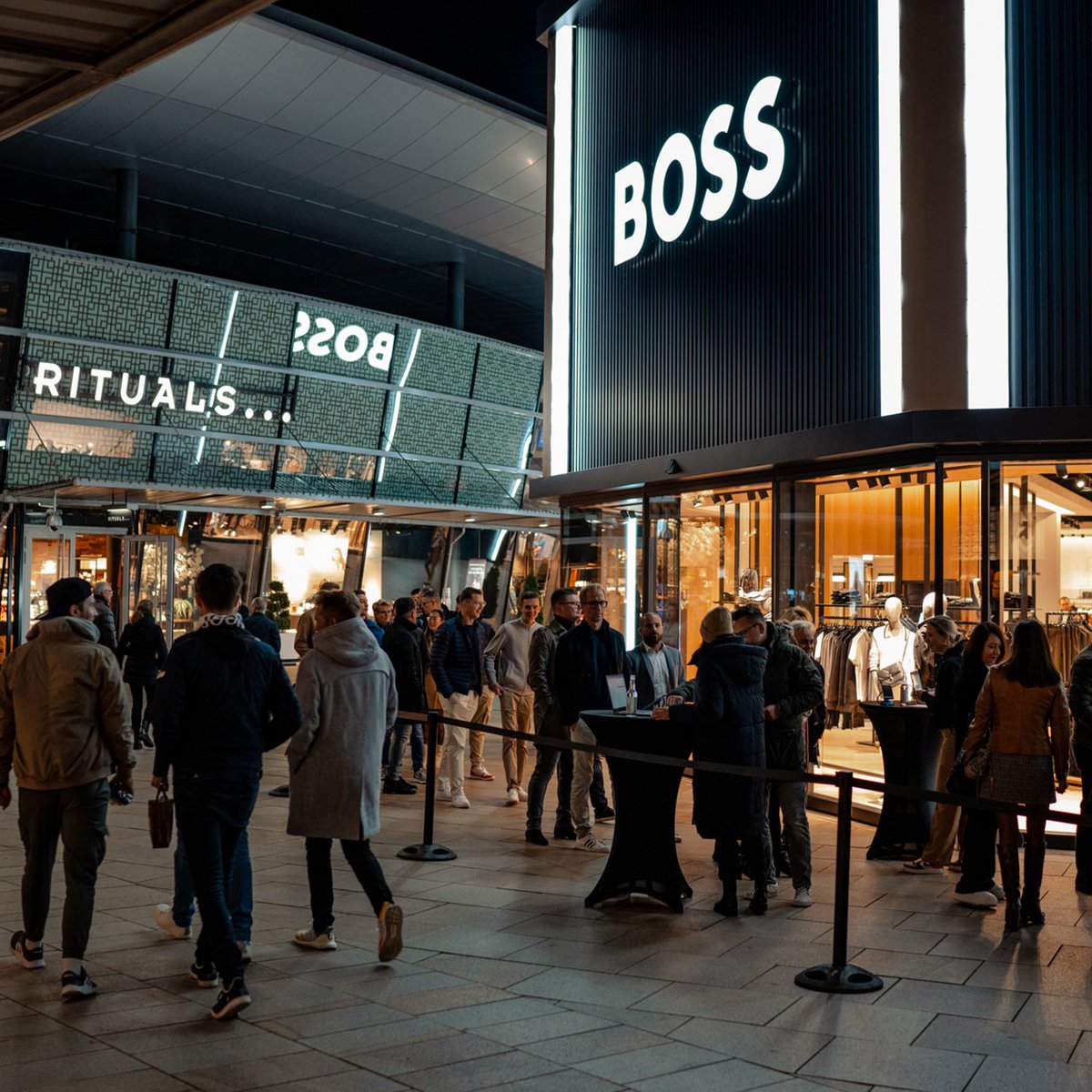 designeroutlets's tweet photo. Vielen Dank für diesen perfekten Abend! 🥳🙏 Wir freuen uns, dass so viele Gäste bei unserem BOSS VIP Event dabei waren. Es gab coole Musik, Drinks, Snacks, personalisierte Hoodies und ganz viel gute Laune 😃🤗.
#boss #vipshopping #shoppingevent #designeroutletswolfsburg https://t.co/7tbN50XSho