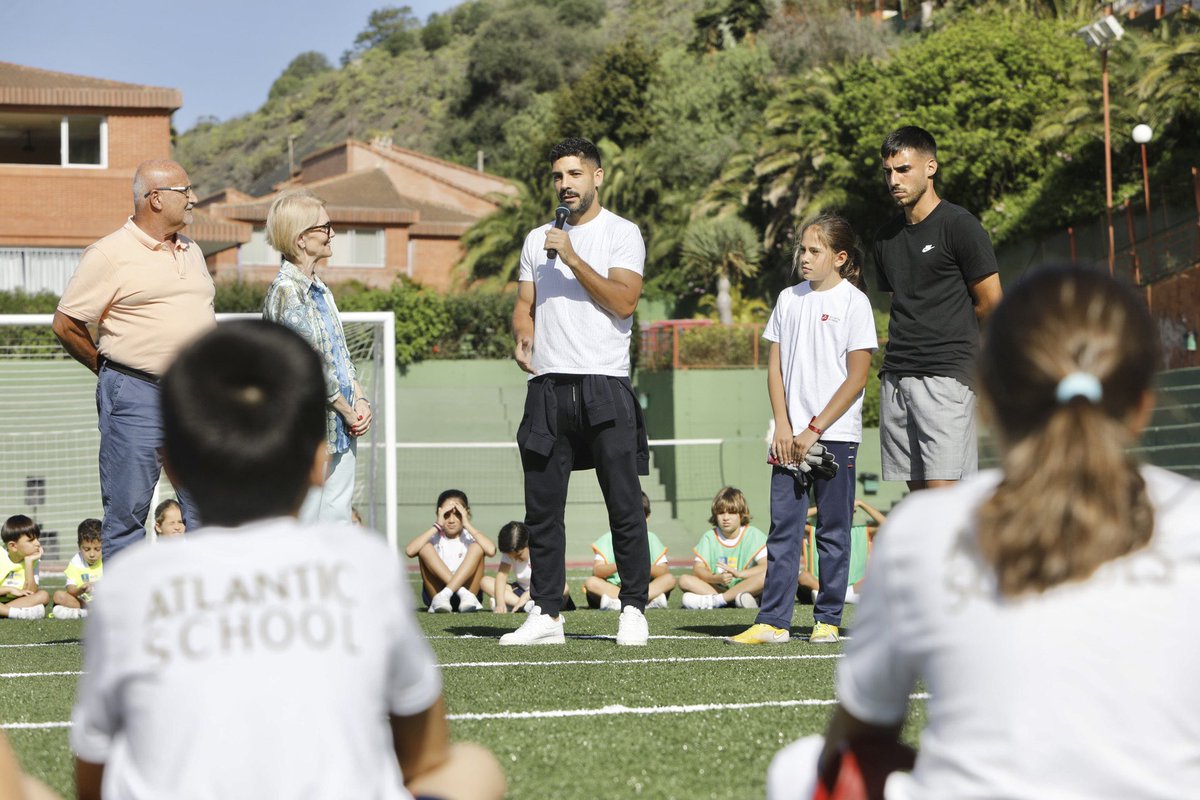 UDLP_Oficial's tweet photo. 😍⚽️ Nuestros jugadores @Suarezalex46 y @FabioGlez6 no quisieron perderse la inauguración del nuevo campo de fútbol del @Atlantic_School. 

👏🏽 ¡Gracias por contar con nosotros en un día tan importante para el centro y el alumnado! 🤗

#LaUniónHaceLasPalmas 💛💙 https://t.co/663oS2xRhF