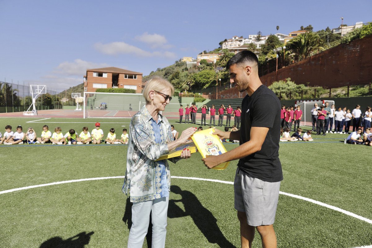 UDLP_Oficial's tweet photo. 😍⚽️ Nuestros jugadores @Suarezalex46 y @FabioGlez6 no quisieron perderse la inauguración del nuevo campo de fútbol del @Atlantic_School. 

👏🏽 ¡Gracias por contar con nosotros en un día tan importante para el centro y el alumnado! 🤗

#LaUniónHaceLasPalmas 💛💙 https://t.co/663oS2xRhF