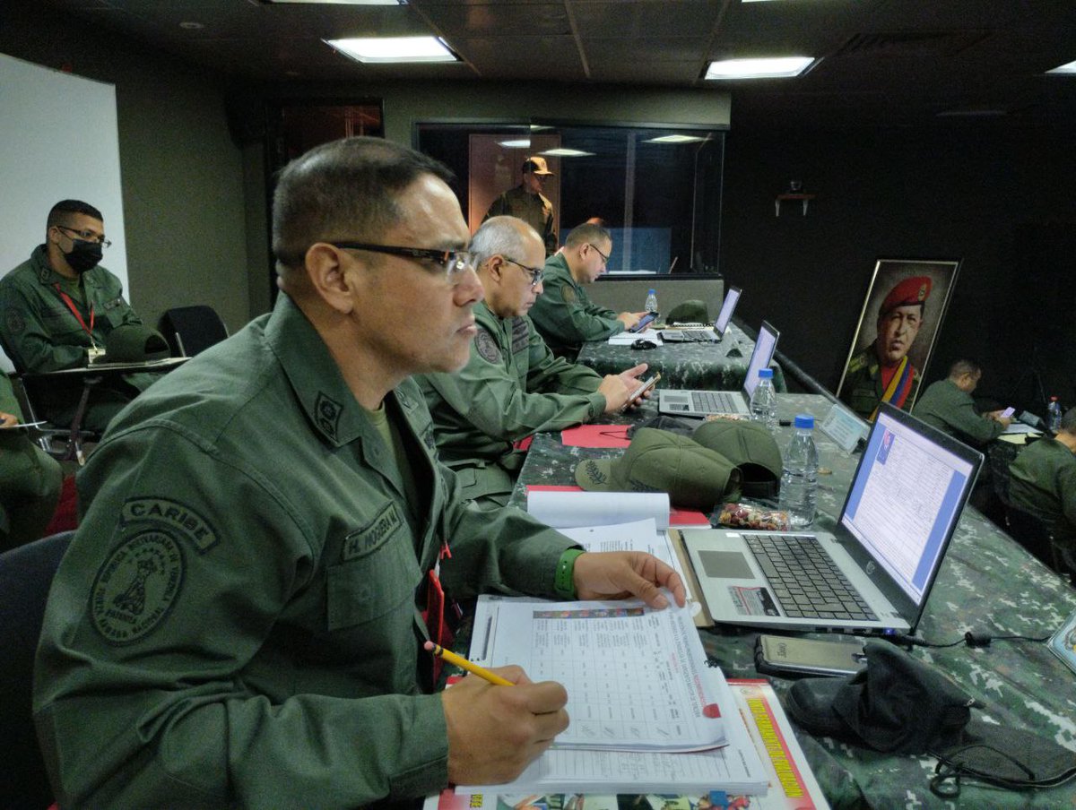 ejercito_ve's tweet photo. Desde el Puesto de Comando de la Comandancia General del Ejército Bolivariano se está llevando a cabo las Juntas de Apreciación de las Direcciones de Medios Terrestres Capital y Occidental de los Tropas Profesionales candidatos ascenso Diciembre 2022.
#9Noviembre https://t.co/ONUxqPOcry