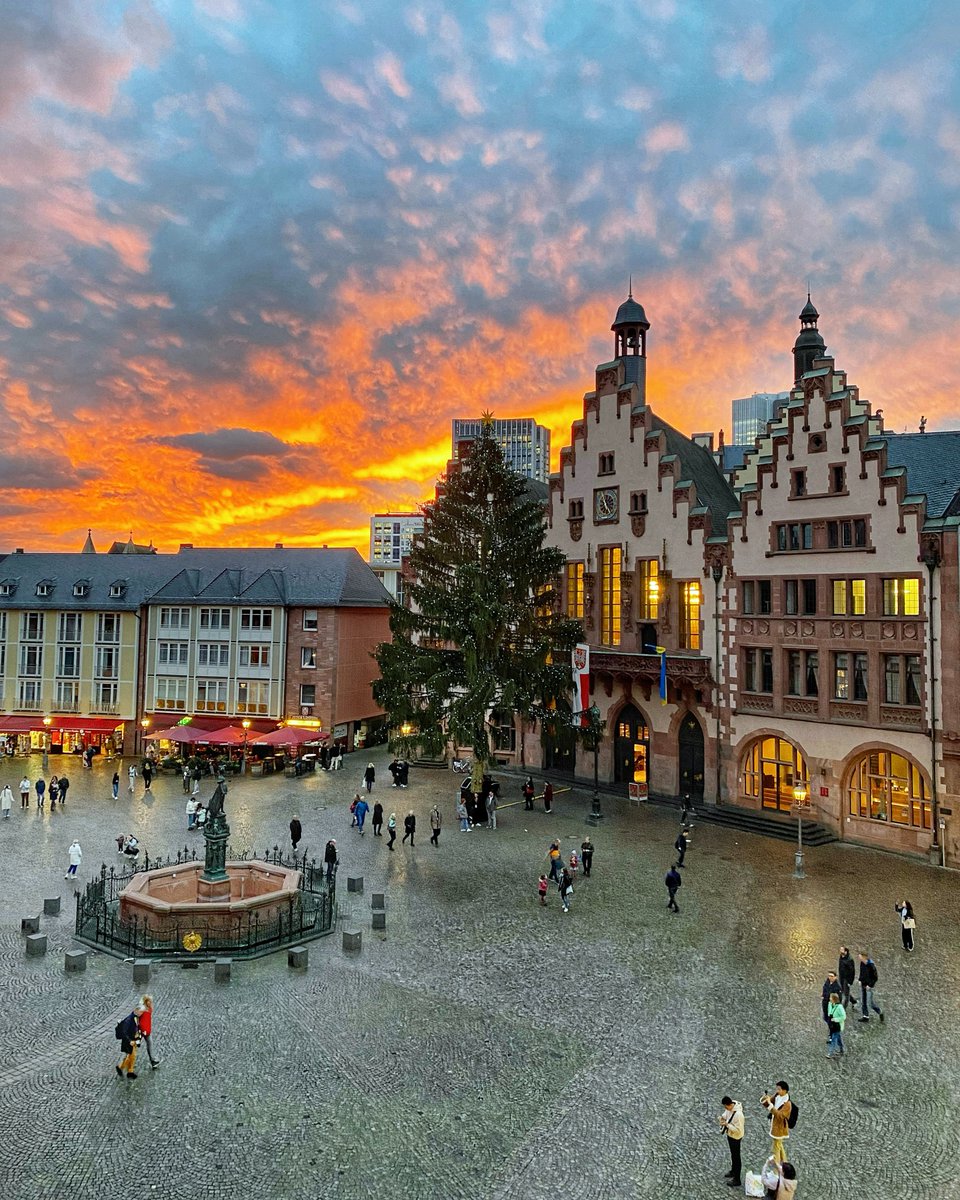 Stadt_FFM's tweet photo. Manni leuchtet schon auf der großen Bühne! 😯😍 https://t.co/ydH3uYpAST