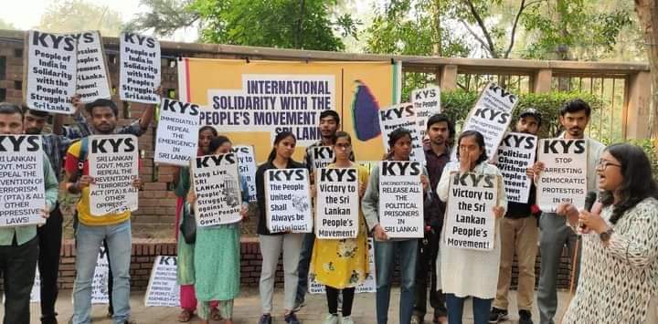 Welikumbura's tweet photo. .@krantikari_yuva staged a protest in solidarity with the @IUSFSL &amp; @MPCSriLanka's call for #IntDayOfAction.

#lka #SriLanka #India #Solidarity #StopOppressionLK #RightToProtest https://t.co/7Bd4daLO5t