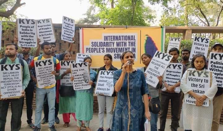 Welikumbura's tweet photo. .@krantikari_yuva staged a protest in solidarity with the @IUSFSL &amp; @MPCSriLanka's call for #IntDayOfAction.

#lka #SriLanka #India #Solidarity #StopOppressionLK #RightToProtest https://t.co/7Bd4daLO5t
