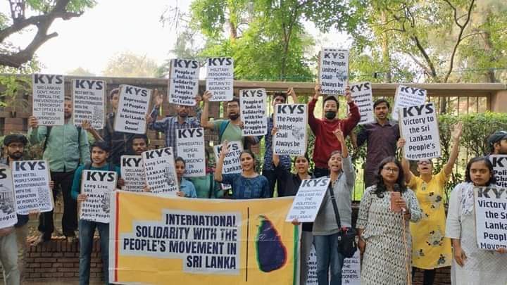 Welikumbura's tweet photo. .@krantikari_yuva staged a protest in solidarity with the @IUSFSL &amp; @MPCSriLanka's call for #IntDayOfAction.

#lka #SriLanka #India #Solidarity #StopOppressionLK #RightToProtest https://t.co/7Bd4daLO5t