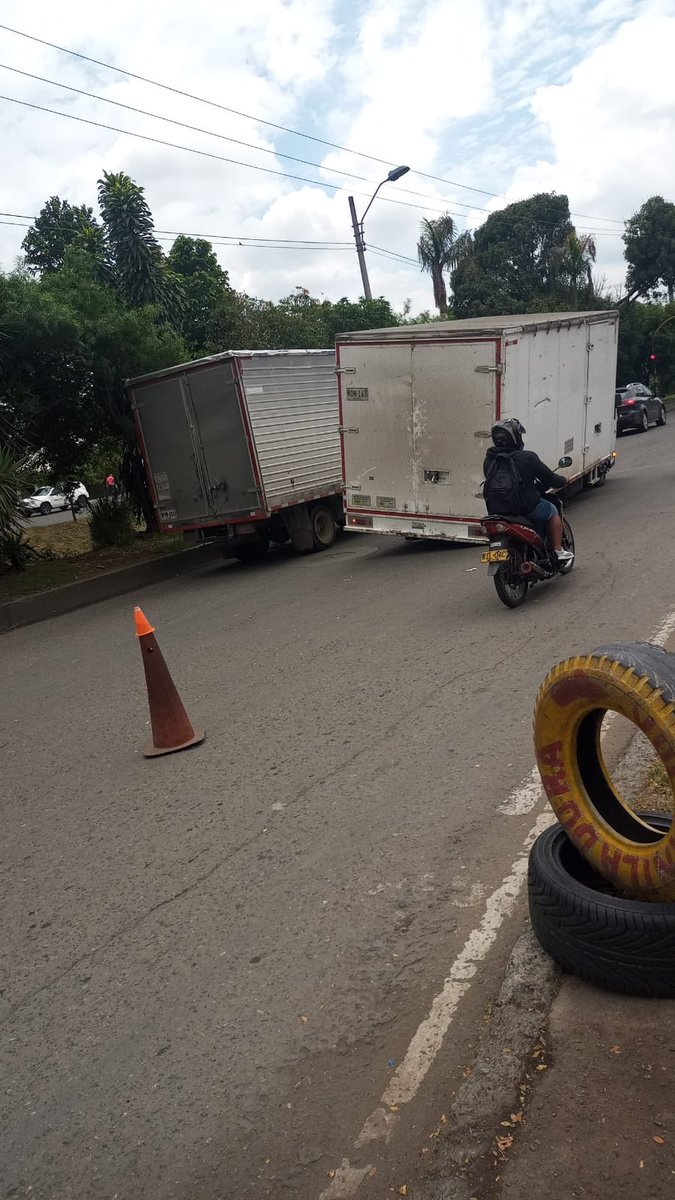 bedoyaabogada's tweet photo. Vehículo hundido en la vía por el mal estado de la misma. Av. Ciudad de Cali. ⁦@QhuboCali⁩ ⁦@elpaiscali⁩ ⁦@quepasaencalive⁩ ⁦@TraficoCali⁩ ⁦@AlcaldiaDeCali⁩ ⁦@BomberosCali119⁩ Nadie atiende la situación https://t.co/05WOlEc2mr
