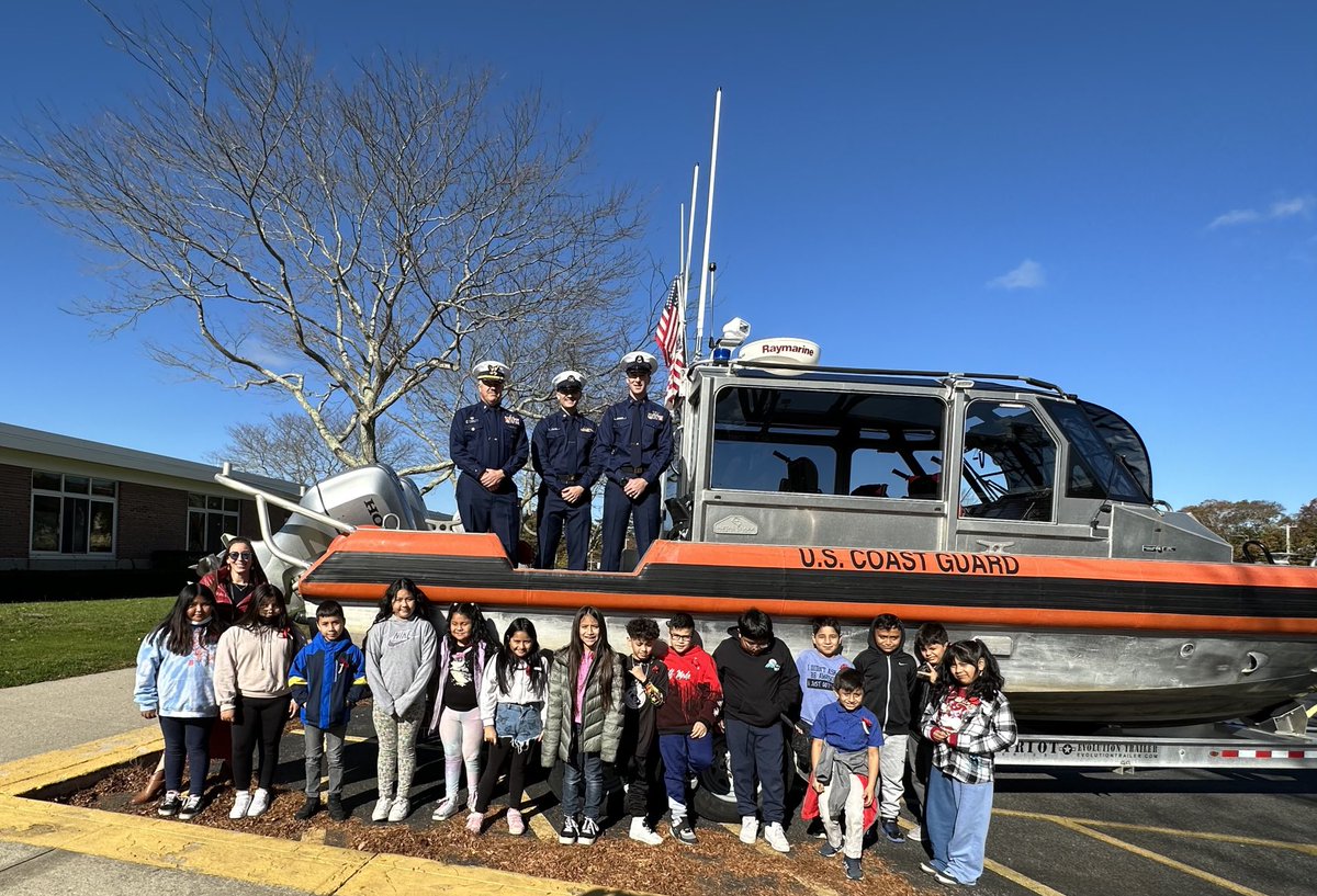 Thank you to the ⁦<a href="/uscoastguard/">U.S. Coast Guard</a>⁩ for stopping by to help our students learn more about what you do to protect our country and community. 🇺🇸 #wearehb ⁦<a href="/HamptonBaysES/">Hampton Bays ES</a>⁩