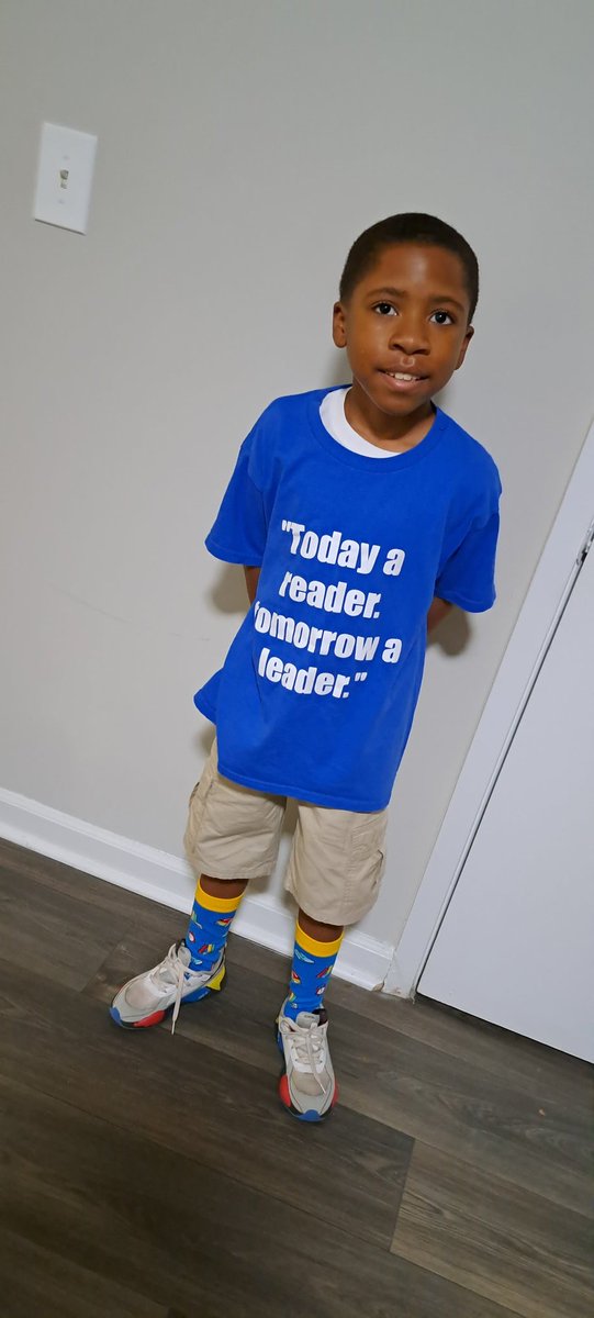 RochelleSMS's tweet photo. "Reading knocks our socks off Day"
Reading is aWESome 
#ReadingChallenge #crazysocks Friends of Woodland #FOWPTO #WES @WESWildcats2 @FOWPTO https://t.co/Gi6WwknTgi