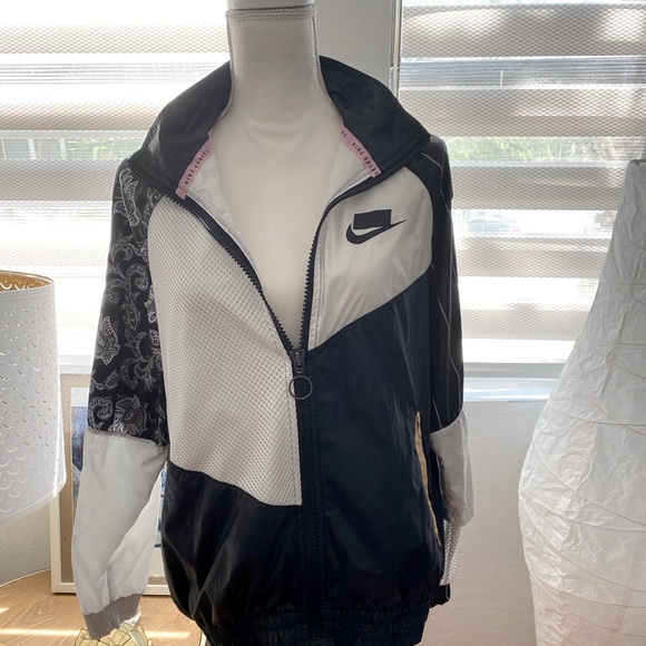 So good I had to share! Check out all the items I'm loving on <a href="/Poshmarkapp/">Poshmark</a> from <a href="/LisaSco09014524/">LS_Limited</a> <a href="/maruher50271983/">maru hernandez</a> #poshmark #fashion #style #shopmycloset #patagonia #supplydemand #nike: posh.mk/OZ3zxVZROub