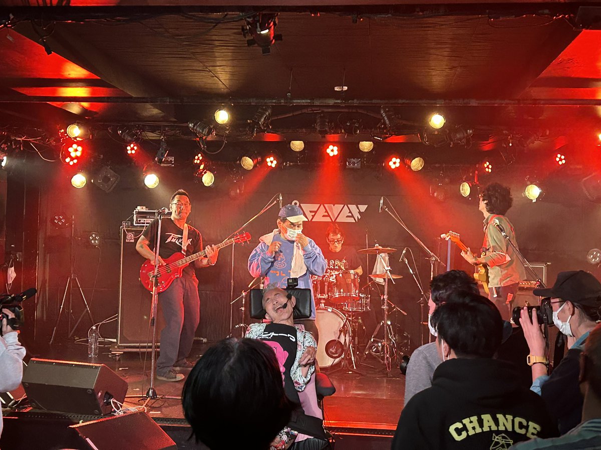 trichebumurti's tweet photo. 腰の施術をした後に
ユニバーサルロックンロール
@新代田FEVERに行って来た。
終始笑顔とホッツな熱量に包まれてて最高でした!!前から欲しかったガネーシャ(全ての障がいやバリアを取り除くリーダー)Tシャツもゲット。
#TONGUETALK
#はたらきバンド
#GUITERWOLF https://t.co/ferTwmV9Ht