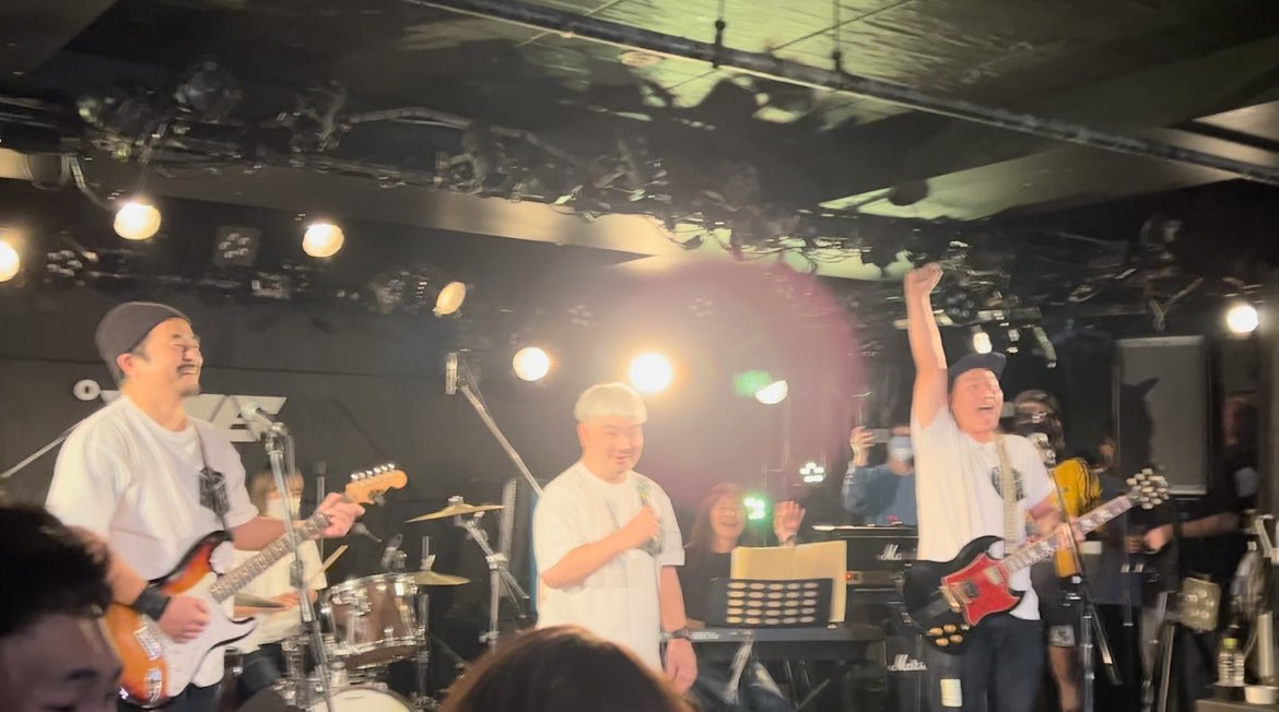 trichebumurti's tweet photo. 腰の施術をした後に
ユニバーサルロックンロール
@新代田FEVERに行って来た。
終始笑顔とホッツな熱量に包まれてて最高でした!!前から欲しかったガネーシャ(全ての障がいやバリアを取り除くリーダー)Tシャツもゲット。
#TONGUETALK
#はたらきバンド
#GUITERWOLF https://t.co/ferTwmV9Ht