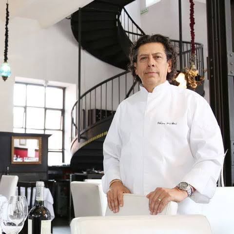 tania__rd's tweet photo. Así es como Nelson Maidens, dueño del restaurante Bellin trata a uno de sus trabajadores, le dice“hijo de tu puta puta madre”, lo agrede físicamente y lo amenaza https://t.co/Vo5Y9UuN0l