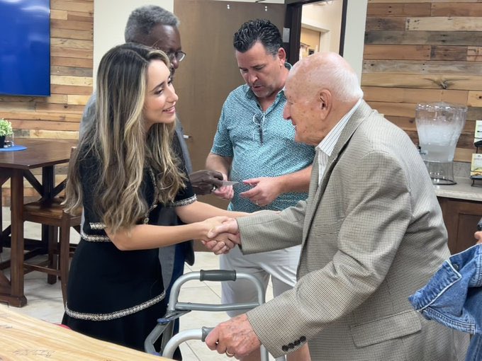 Acabo de hablar con mi amiga <a href="/carolina_amesty/">Carolina Amesty</a> una caraqueña de La Candelaria que se convirtió en la ganadora del Distrito 45 de la Cámara de Representantes de Florida. 🇻🇪🇺🇸

La primera venezolana en llegar a la cámara de representantes. #Election2022