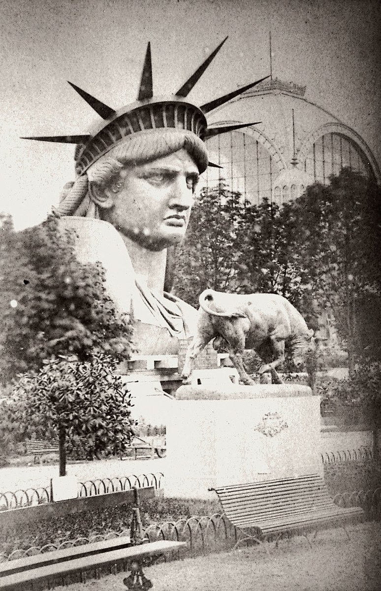 Kadıköy’deki Boğa Heykeli ile New York’taki Özgürlük Heykeli Paris'te yan yana, Fransa (1878).