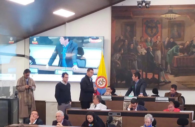 DemoLabCA's tweet image. Continúa intervención de los concejales en el Cabildo, una vez que todos expresen su posición frente al Proyecto de Acuerdo de ingreso del Distrito Capital a la Región Metropolitana se procederá a votar, dependiendo de la decisión pasará a sanción de la alcaldesa @ClaudiaLopez
