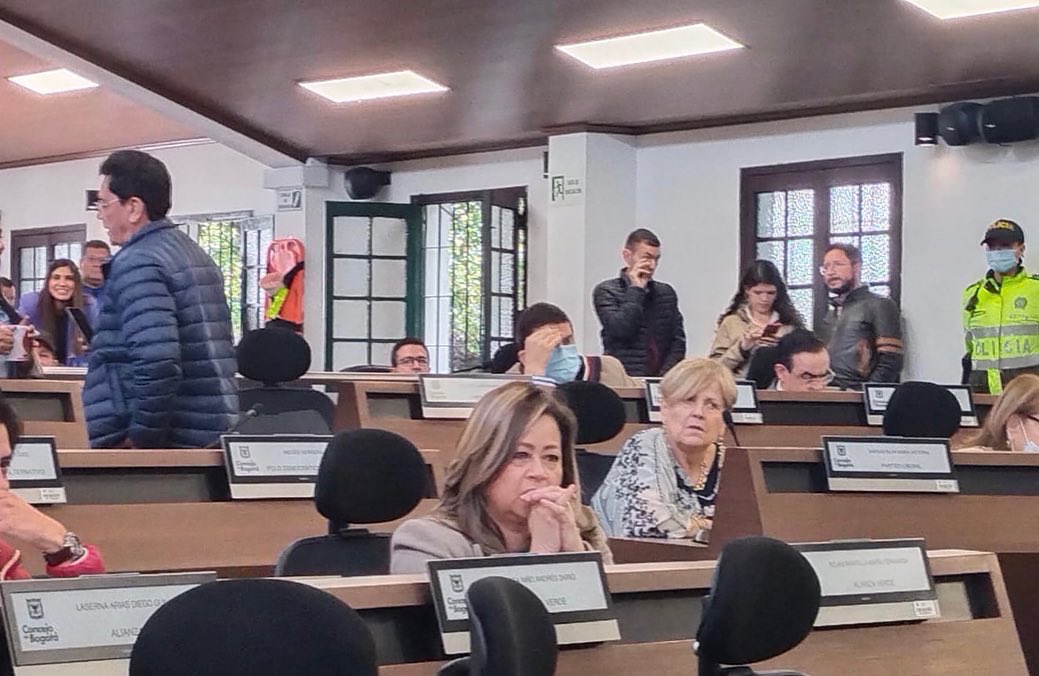 DemoLabCA's tweet image. Continúa intervención de los concejales en el Cabildo, una vez que todos expresen su posición frente al Proyecto de Acuerdo de ingreso del Distrito Capital a la Región Metropolitana se procederá a votar, dependiendo de la decisión pasará a sanción de la alcaldesa @ClaudiaLopez