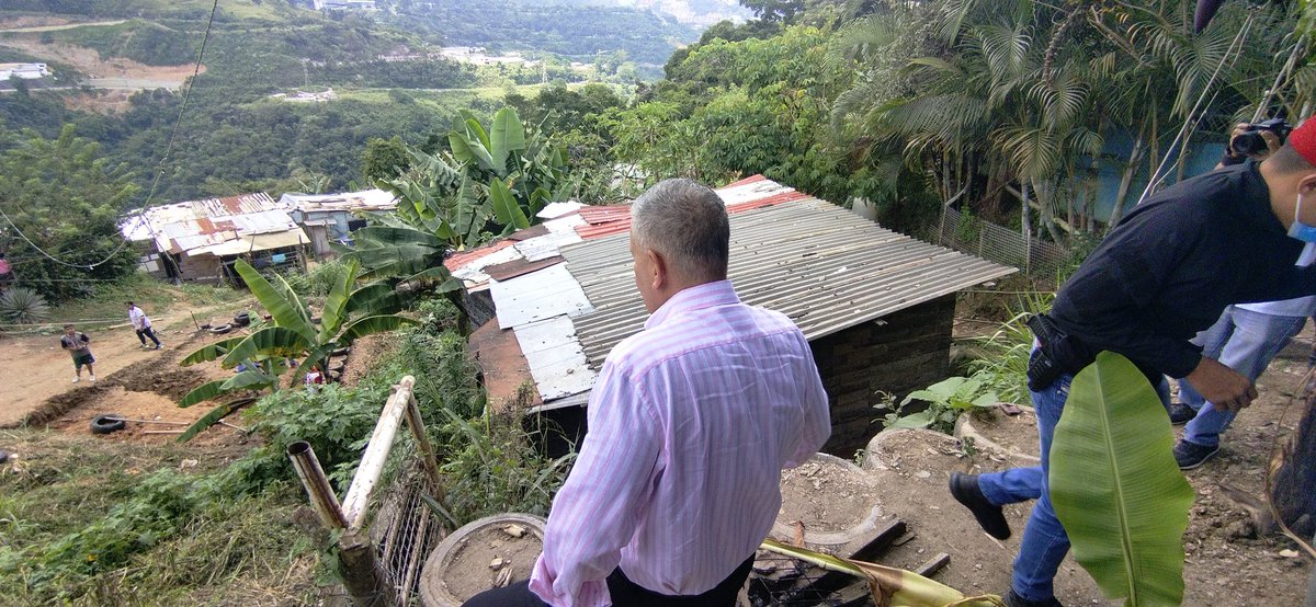ImvihSucre's tweet photo. Este 07 de noviembre de 2022, funcionarios del #IMVIHSucre acompañaron al alcalde @JoseVRangelA, a un recorrido por Brisas del Morro, donde al menos 97 viviendas improvisadas están en alto riesgo. Allí habitan un total de 365 personas en 105 familias. https://t.co/1KNvXk3r5I