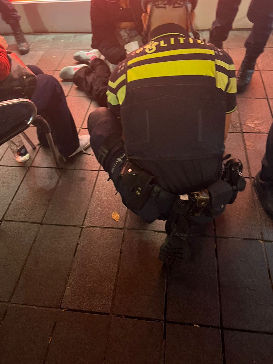 De stewards van de lijnbaan-crew zijn de gastheren en dames van de koopavonden in winkelcentrum de lijnbaan!

Zo hebben de winkelgebied stewards de politie ondersteund bij een onwelwording van een meisje na een pil en drankje geconsumeerd te hebben.

#lijnbaan #stewards #politie