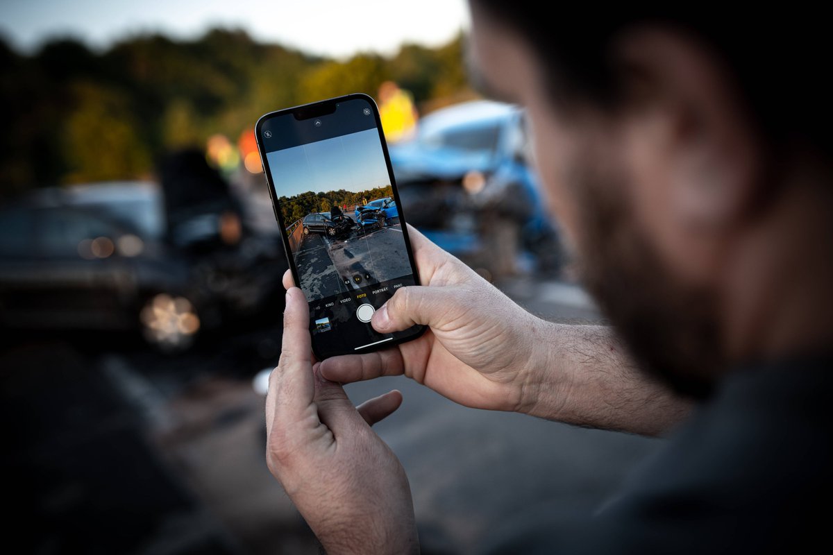 Schock für eine Mutter: Fotos ihrer verunglückten Tochter im Web – von #Gaffern gepostet. Thema des #ARD-Films “Und ihr schaut zu!” in @daserste. Dazu auch: "MixTalk"-Session mit Hauptdarstellerin Anja Schneider heute ab 22:15. #ARDThemenwoche #WIRGesucht mixtalk-swr.de/artikel/gaffer…