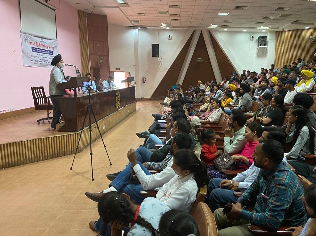 1158APFront5aab's tweet photo. 06/11/2022 Connecting the issue of education with economy of Punjab, #RSGhuman explained how the Punjab govt reduced edu budget year after year,which has resulted in sad state/plight of edu in Punjab.Due 2 this reason youth of Punjab is moving to other countries. #Punjab1158 https://t.co/vK5XSkPTdq