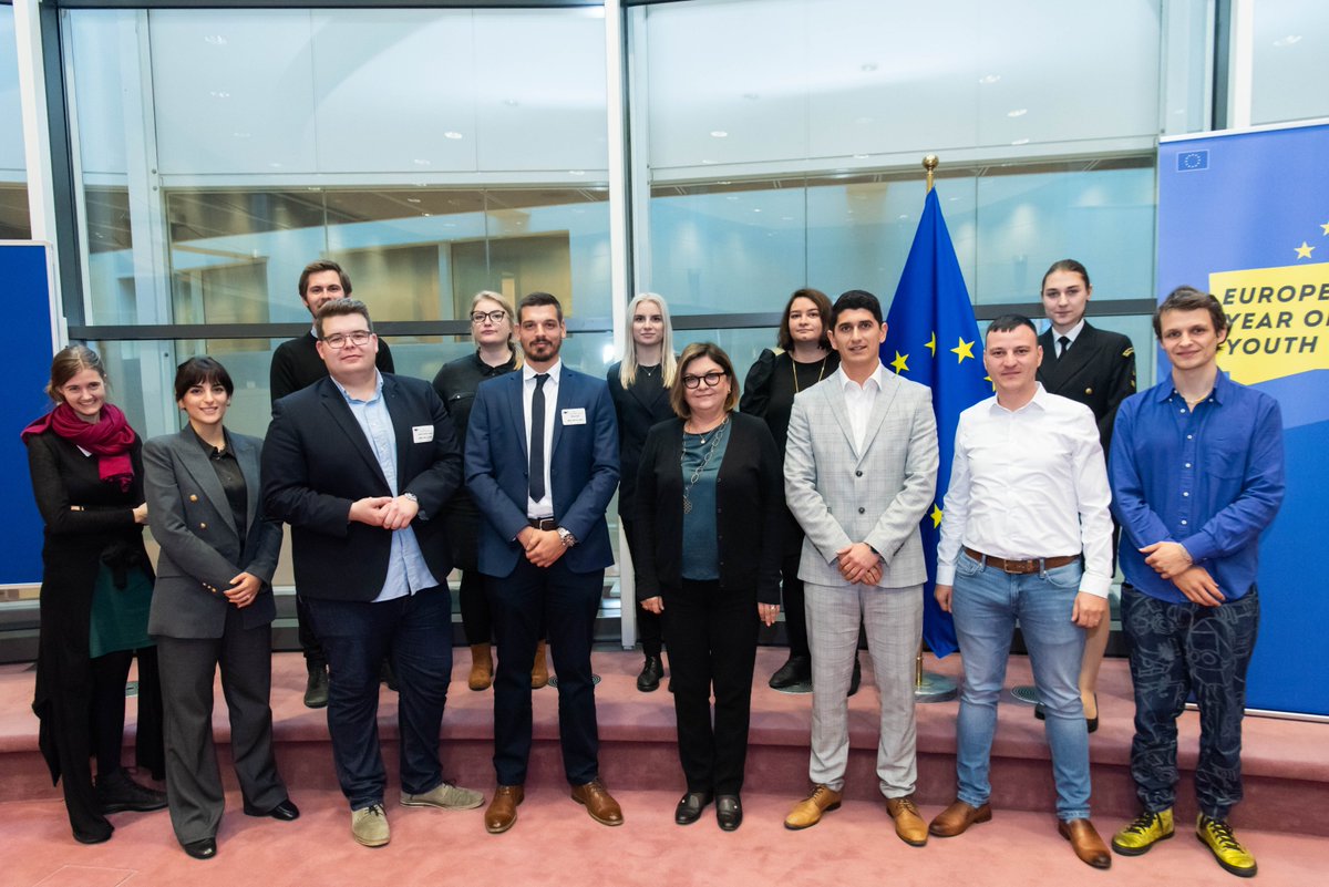 Transport_EU's tweet photo. Working conditions, #sustainability, cross-border 🚆 & urban mobility were all on the table when 12 young transport professionals met Commissioner @AdinaValean today for a Youth Dialogue 🗣️
Rewatch it here ➡️ https://t.co/r3qvUhMDx8
#EYY2022 #IntoEU https://t.co/ukAFzeNuSg
