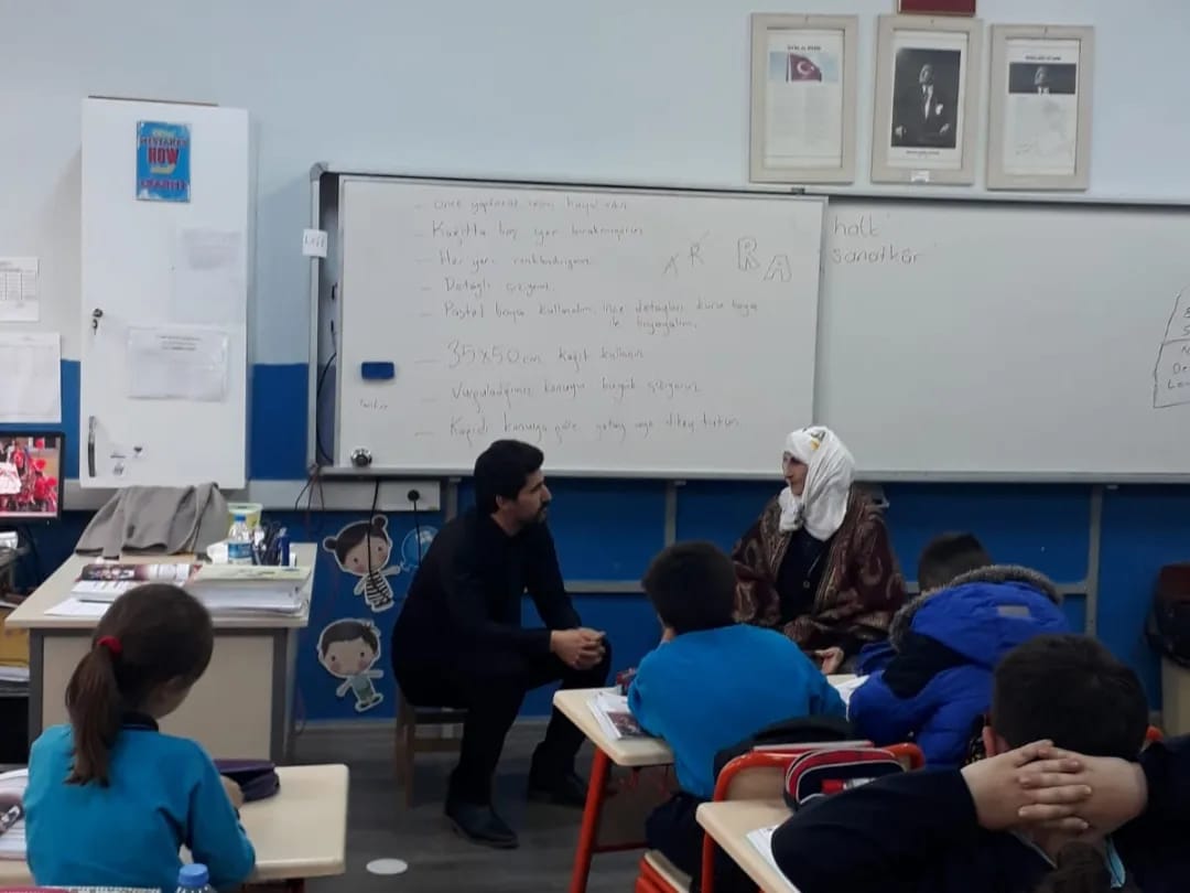 FMeydan52's tweet photo. Okulumuz 3/A sınıfı, Hayat Bilgisi Dersi " Bir Zamanlar Çocuktular" konusu kapsamında, mahalle sakinlerinden seksen sekiz yaşındaki Meliha Teyze'  yi sınıflarında misafir etmişlerdir. Öğrencilerimizin eski zamanlara dair sorularını cevaplayan Meliha Teyze' ye teşekkür ederiz. https://t.co/tPdjgZYxZG