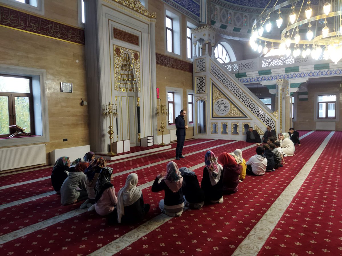 Hizan Merkez Ortaokulu ÇEDES projesi kapsamında öğrencilerimiz ile birlikte  SAYGI kök değeri için cami ziyaretinde bulunduk. Hizan İlçe müftümüz Bilal ŞENGÜL'ün katılımıyla öğlenciler ile cami adabı üzerine sohbet edildi, <a href="/meb_dinogretimi/">MEB Din Öğretimi Genel Müdürlüğü</a> <a href="/bitlis_mem/">Bitlis İl Milli Eğitim Müdürlüğü</a> <a href="/mehmetnezirg/">mehmet nezir gül</a> <a href="/ihsanerkul1/">İhsan Erkul</a>