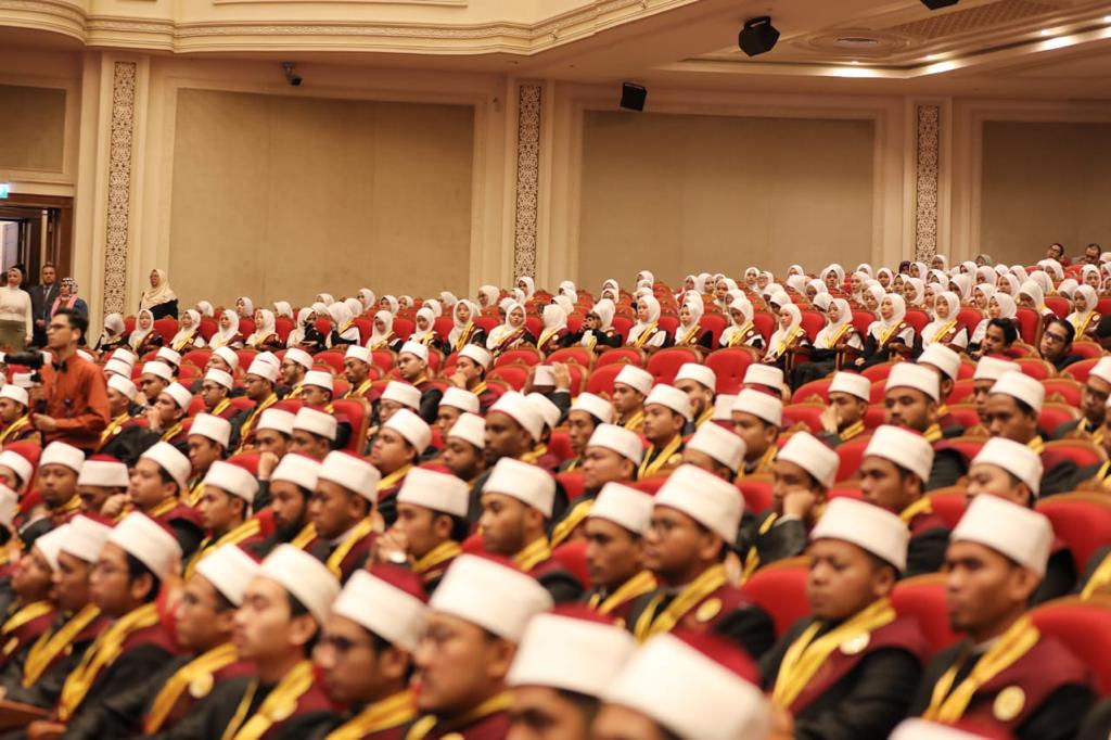 صور من حفل تخرج طلَّاب إندونيسيا الدارسين بالأزهر، وتكريم المتفوقين منهم بحضور نخبة من قيادات وعلماء وأساتذة #الأزهر_الشريف،ووفد السفارة الإندونيسية.