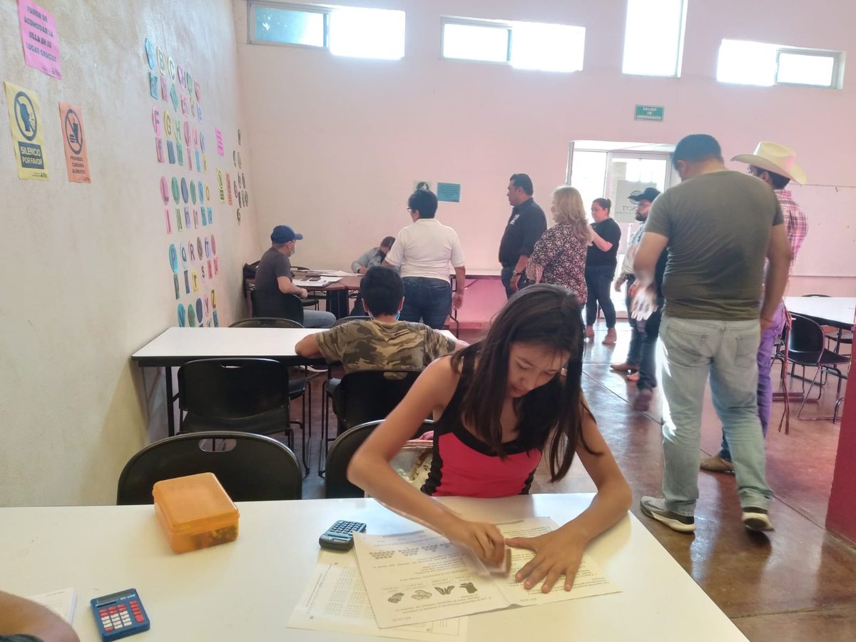 IEEASLP_rioverd's tweet photo. Aplicación de exámenes en papel y en linea, asesorías y entrega de certificados de primaria y secundaria, a los educandos que asisten a la Plaza Comunitaria Parque Revolución perteneciente a la micro región 02. 📖📝✅ https://t.co/Hy2bdWcZxw