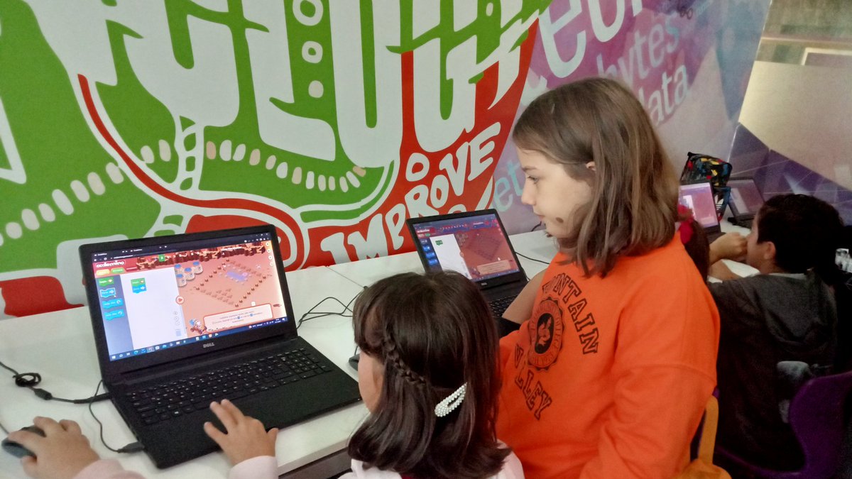 "Kardeş Okul Kodluyor" projemiz kapsamında  kardeş okullarımızdan Konyaaltı ilkokulu öğrencileri ile  Uğur'lu öğrencilerimiz akran öğreritimi yaptırlar.U-BİT dersinde öğrendiklerini arkadaşlarına aktararak,bilginin paylaştıkça arttığını bir kez daha gösterdiler.