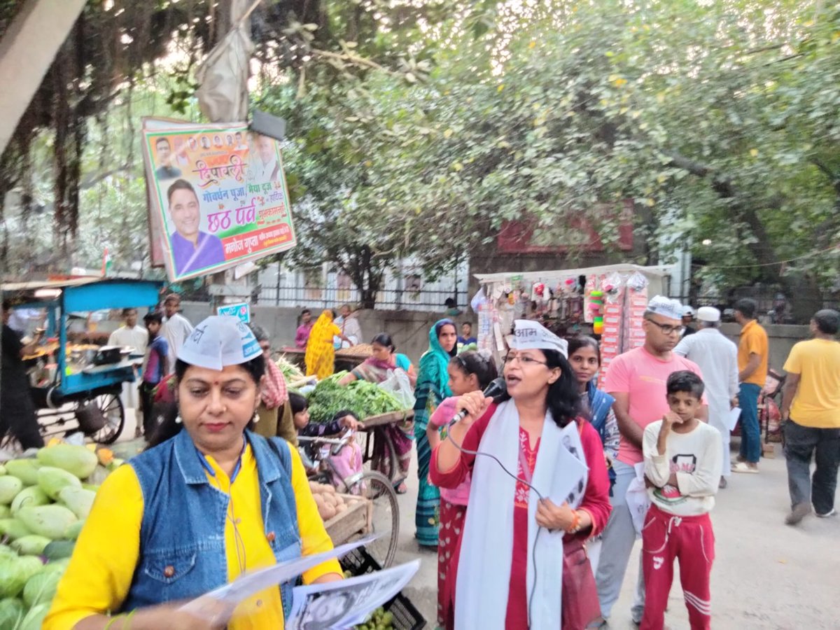 madhuri_var's tweet photo. #ward121 में आज जनता से कूड़े पर जनसंवाद किया । जनता ने #mcd के भ्रष्टाचार की कड़ी निन्दा की और #mcd में इस बार झाड़ू चलाने का वादा किया।
#mcdmeinbhikejriwal
#जंगकूडेकेविरूद्ध #mcdelection2022
@AtishiAAP @ipathak25 @msisodia @ArvindKejriwal https://t.co/IIBj6dRptl
