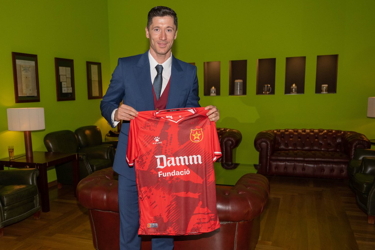 CFDamm's tweet photo. 𝐆𝐎𝐋𝐃𝐄𝐍 𝐒𝐇𝐎𝐄 𝐖𝐈𝐍𝐍𝐄𝐑 is in the house 👀⭐️⚽️ @lewy_official https://t.co/fROBrMvkVM