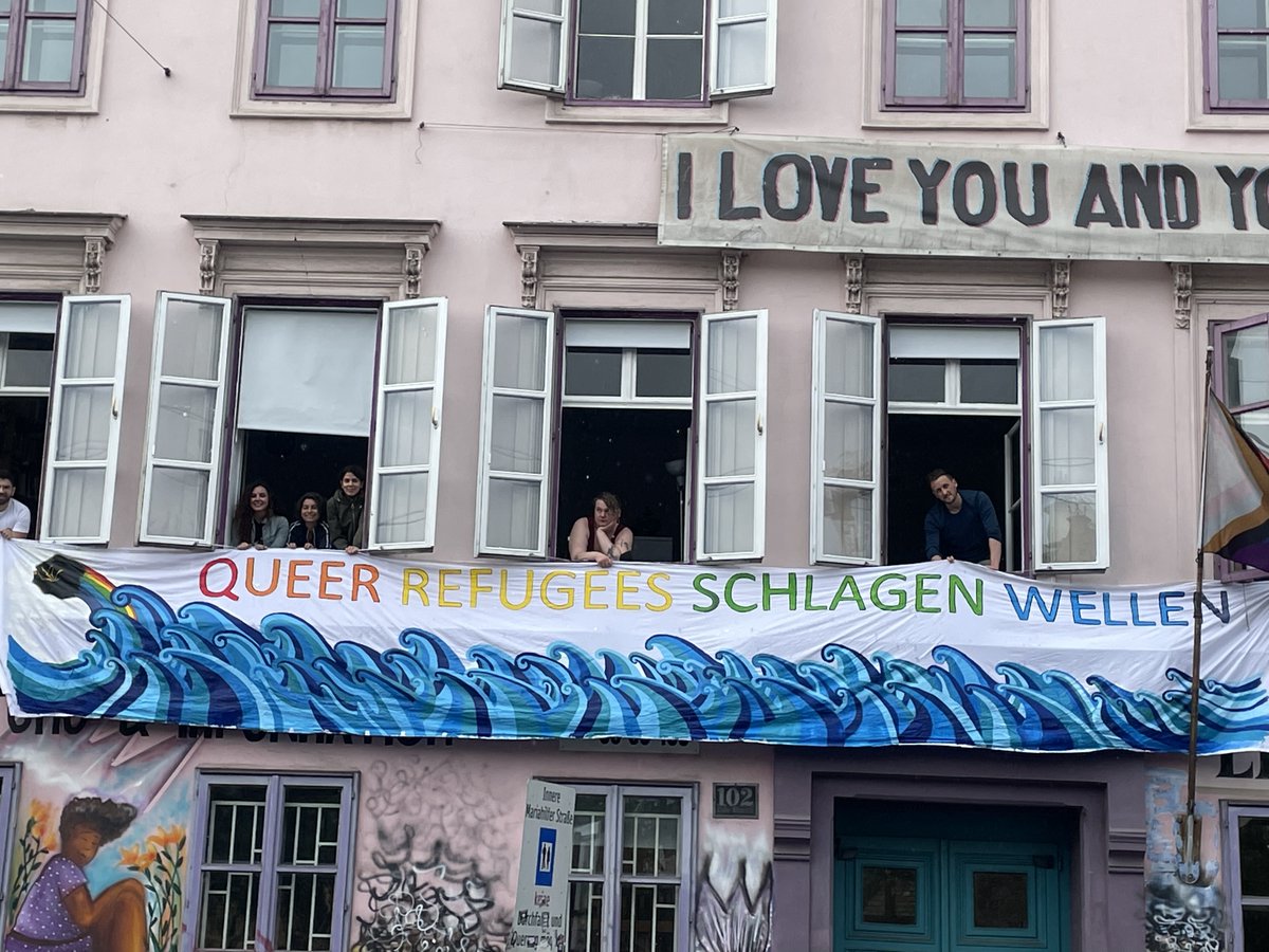 Queer_Base's tweet photo. Träumt laut &amp; organisiert euch!🌈Manche nennen es Meilenstein od „Stepping Stone“, für uns ist es ein großer Schritte in Richtung Erfüllung eines fairen Asylverfahrens für queere Refugees. Einer dieser Meilensteine ist dieser Tage in Erfüllung gegangen: Gemeinsam mit dem #UNHCR, https://t.co/HP3KKsqU07