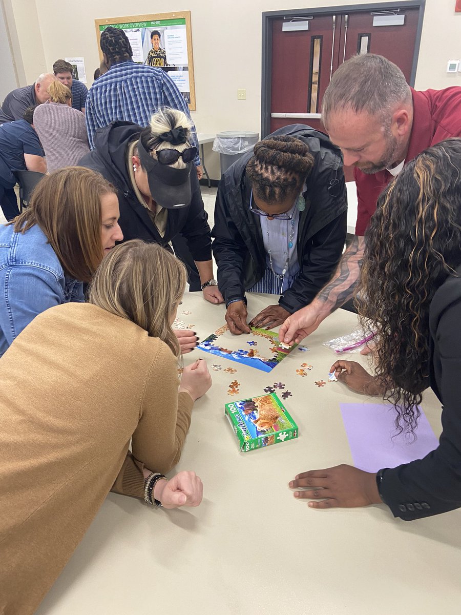AmandaAmnicks's tweet photo. Introduction to Leadership cohort learning about leadership challenges and The 360 Degree Leader #cmcssleadership https://t.co/WDhAZIcLcM
