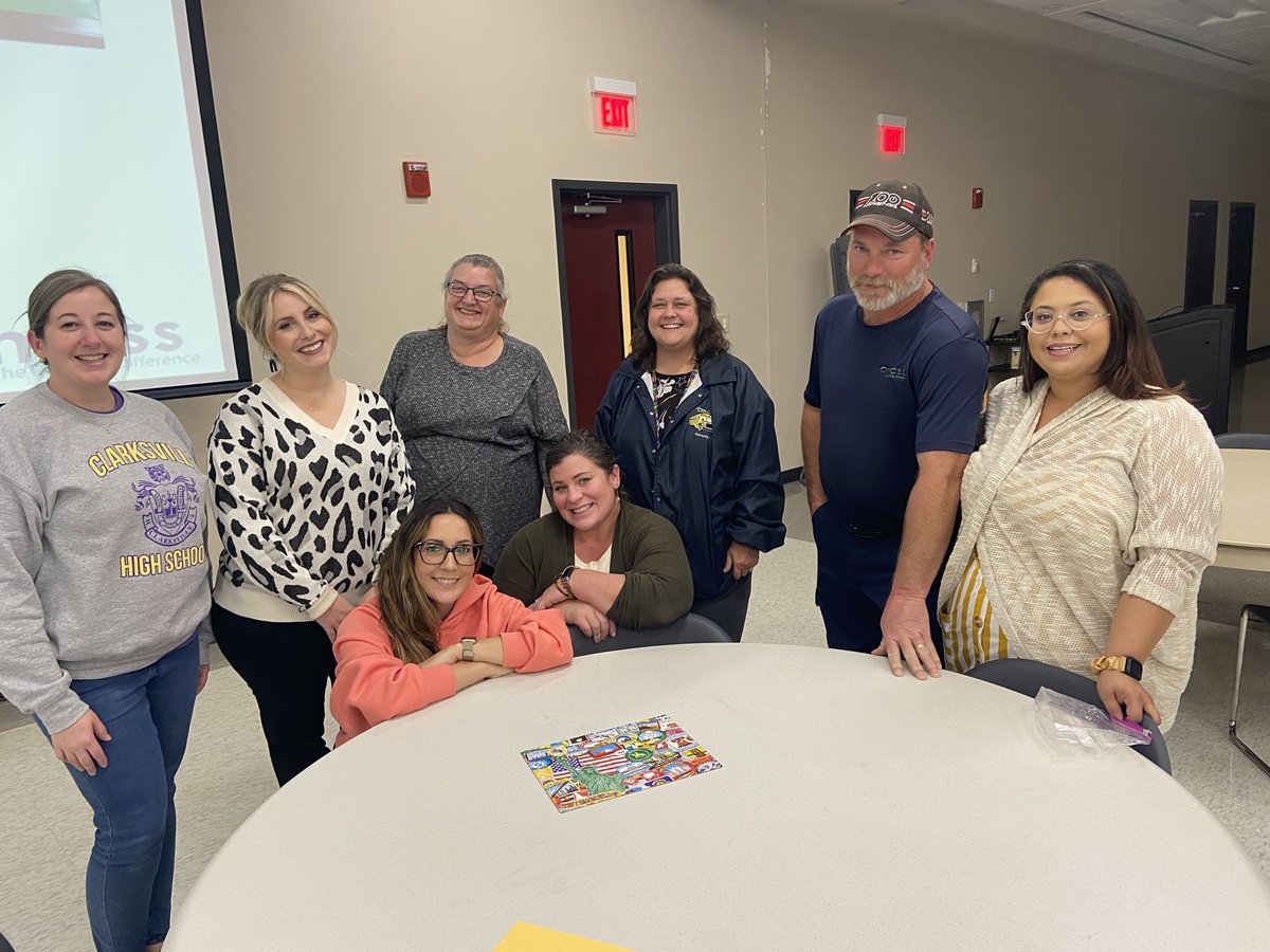 AmandaAmnicks's tweet photo. Introduction to Leadership cohort learning about leadership challenges and The 360 Degree Leader #cmcssleadership https://t.co/WDhAZIcLcM
